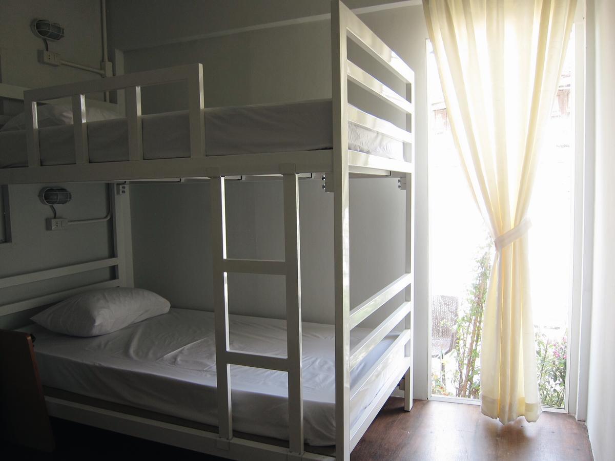 Baan Nai Trok Hostel Bangkok Luaran gambar